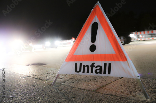 Absicherung einer Unfallstelle in der Nacht auf der Fahrbahn Autobahn