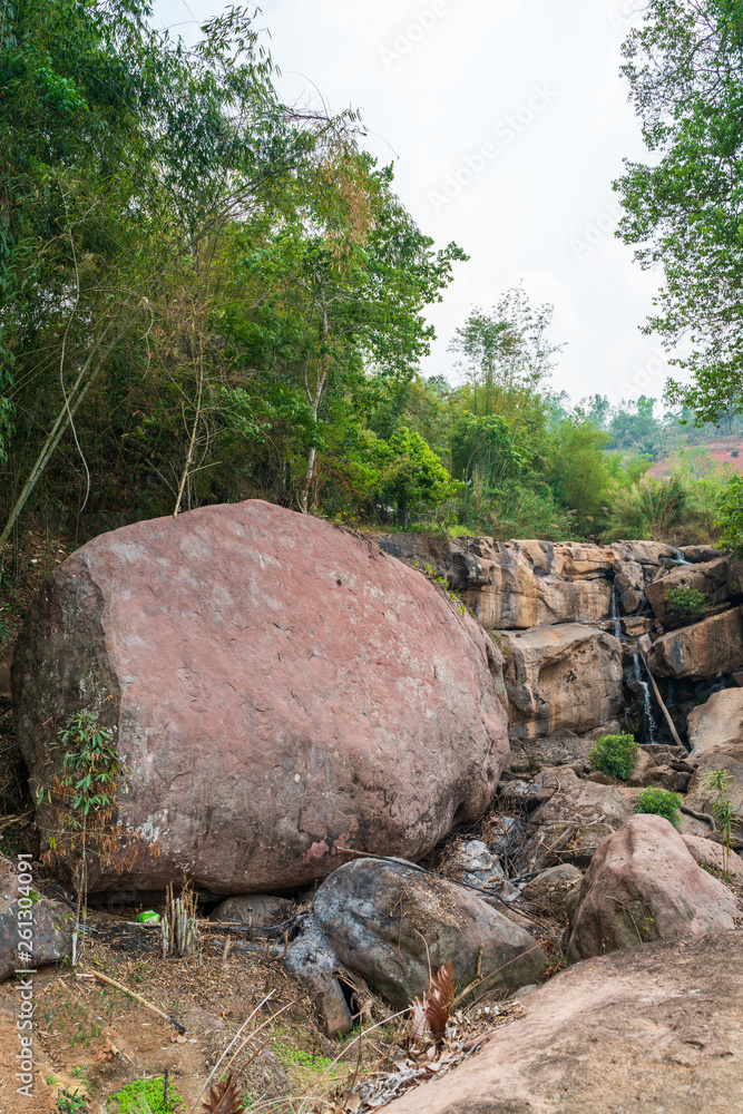 Obraz premium Gigantic stone in forest from Thailand