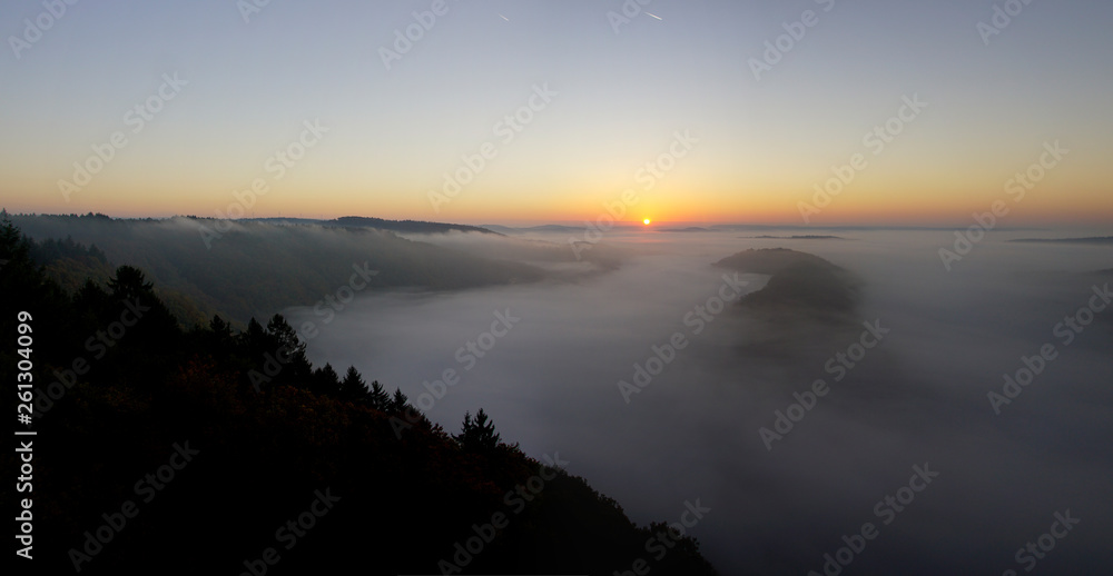 Obraz premium Sonnenaufgang über der Saarschleife
