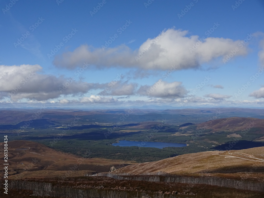 Cairngorm mountain resort Nationalpark mit weitem Blick zum Horizont über die Täler  von Aviemore und Kingussie in Schottland