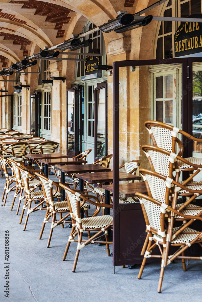 Naklejka premium PARIS, FRANCE - APRIL 7, 2019: Restaurants in Paris city, France.