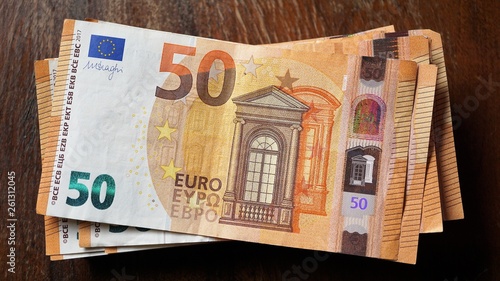 Stapel von 50 Euro Geldscheinen, Fünfziger Scheine