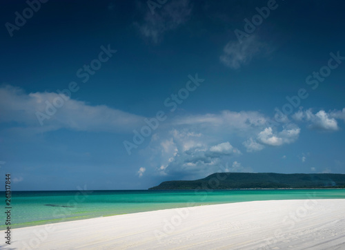 Fototapeta Naklejka Na Ścianę i Meble -  long beach in tropical paradise koh rong island cambodia