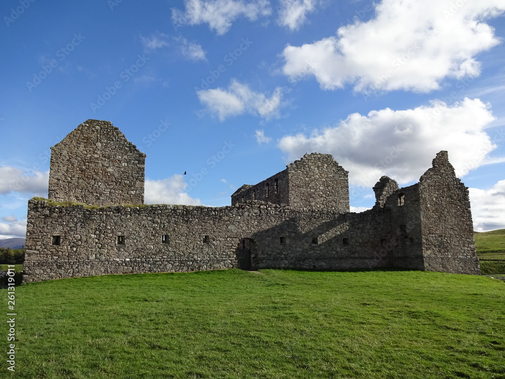 Ansicht der Ruinen der Ruthven Barracks  bei Kingussie in Schottland bei sonnigem Wetter im Sommer 