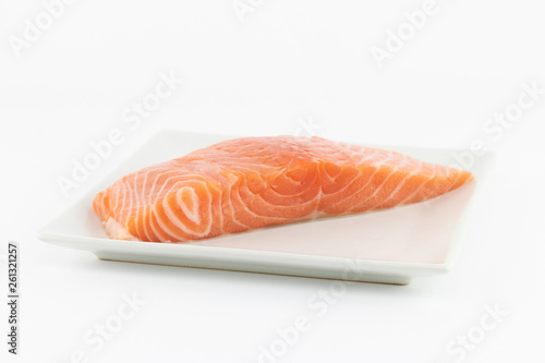 Salmone crudo su piatto e sfondo bianco