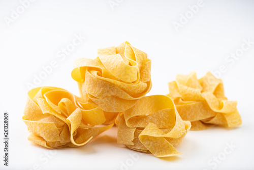 Tableau sur toile Raw pasta on white surface