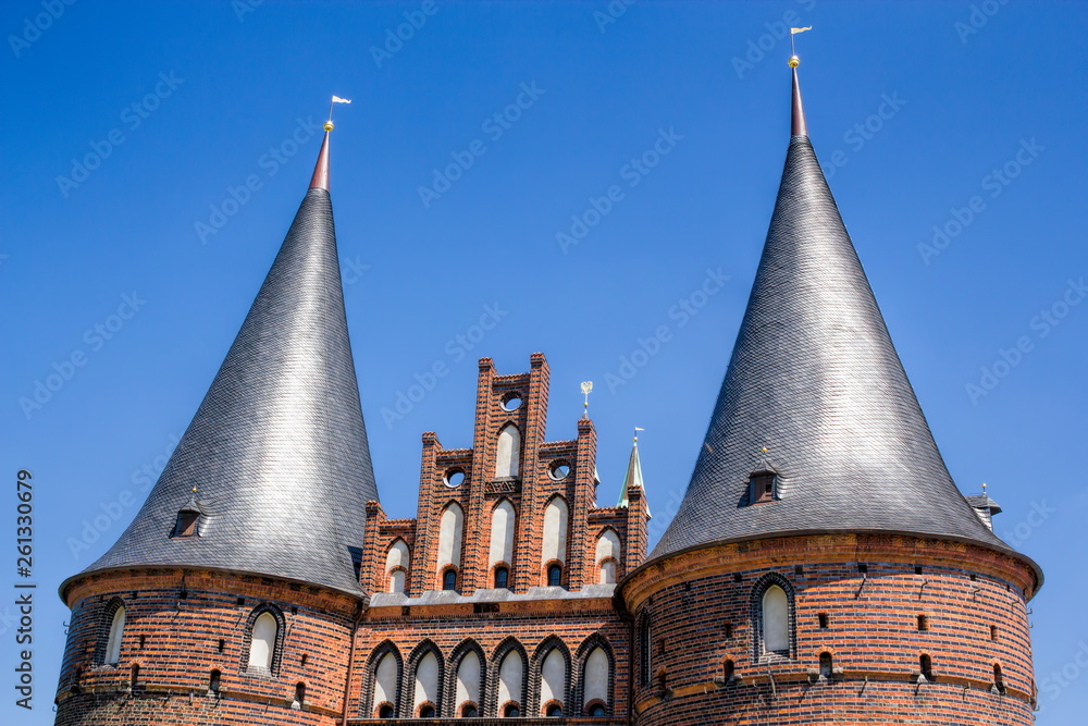 Türme vom Holstentor in Lübeck, Deutschland