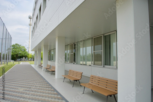 休憩できるベンチがある建物