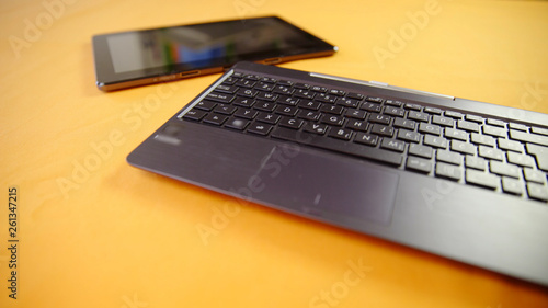 Tablet computer with detachable keyboard