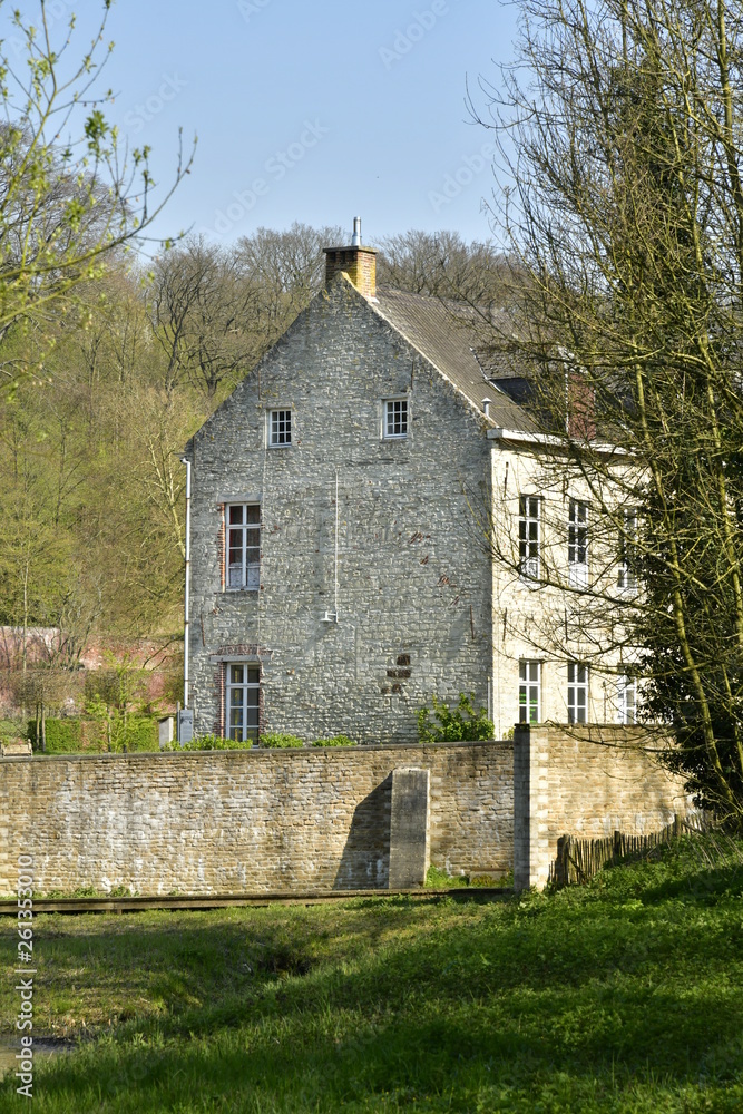 L'un des bâtiments de l'abbaye du Rouge-Cloître derrière son mur d'enceinte en forêt de Soignes à Auderghem