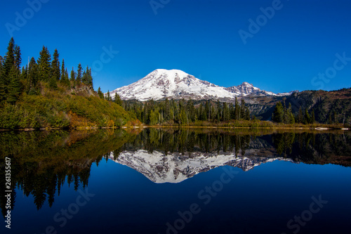 Fototapeta Naklejka Na Ścianę i Meble -  Mount Rainier from Bench Lake
