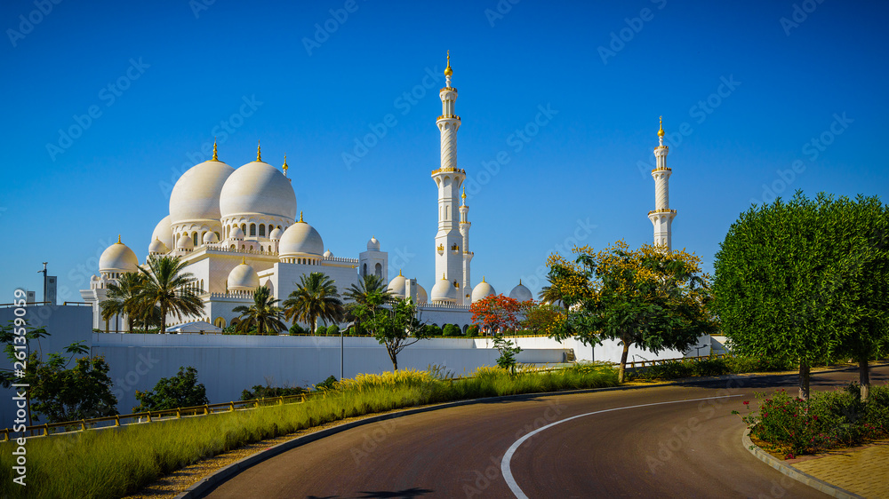 Fototapeta premium Sheikh Zayed Grand Mosque in Abu Dhabi 2