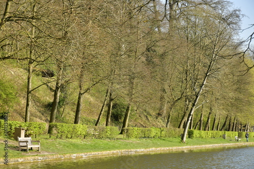 Berges aménagées pour la promenade et la pêche à la ligne à l'étang du Moulin au domaine de l'abbaye du Rouge-Cloître à Auderghem © Photocolorsteph