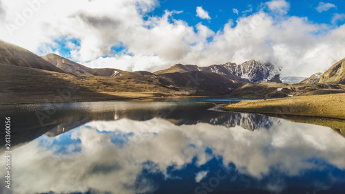 Fototapeta Naklejka Na Ścianę i Meble -  Beautiful landscape of vast sky mountain and lake with mountain peaks and reflection