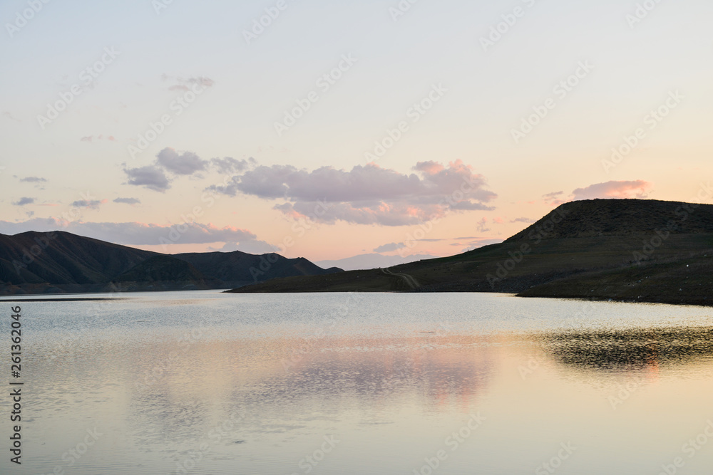 Obraz premium Beautiful sunset over lake