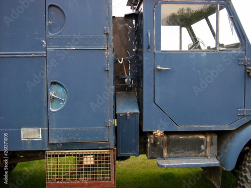 Rustikaler alter blauer Lastwagen mit Kastenaufbau und Allradantrieb für den Einsatz im Gelände bei THW und Bundeswehr am Hafen 2 in Offenbach am Main im Rhein-Main-Gebiet in Hessen photo