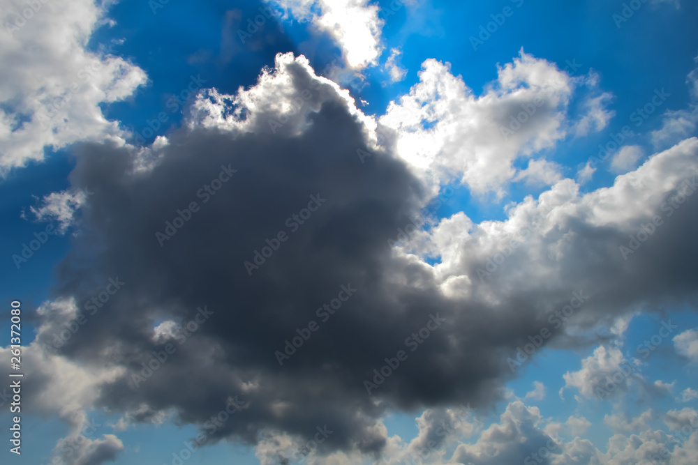 Obraz premium Sky with thunderstorm clouds and sun