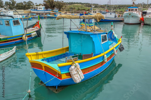 Obraz na płótnie Colorful fishing boats moor in Marsaxlokk, Malta w salonie