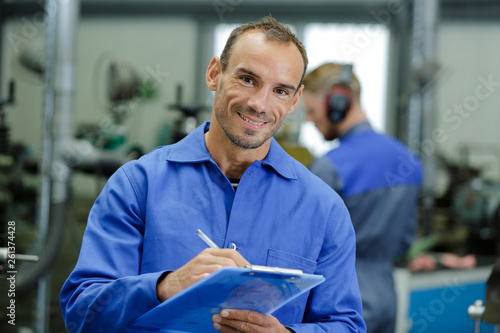Fotografia portrait of factory supervisor holding clipboard