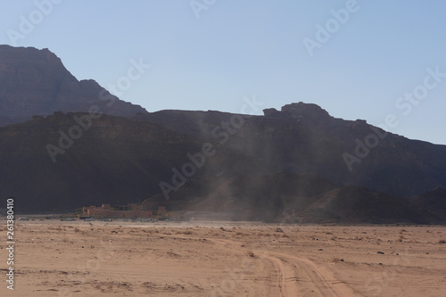 Sandwolke im Wind im Wadi Rum