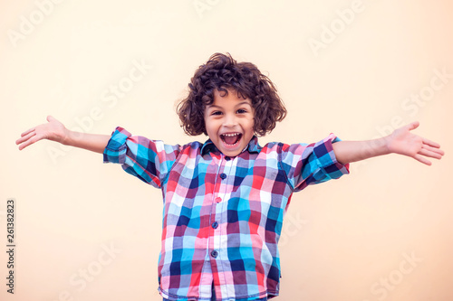 Foto Young boy kid shows hugs with open arms