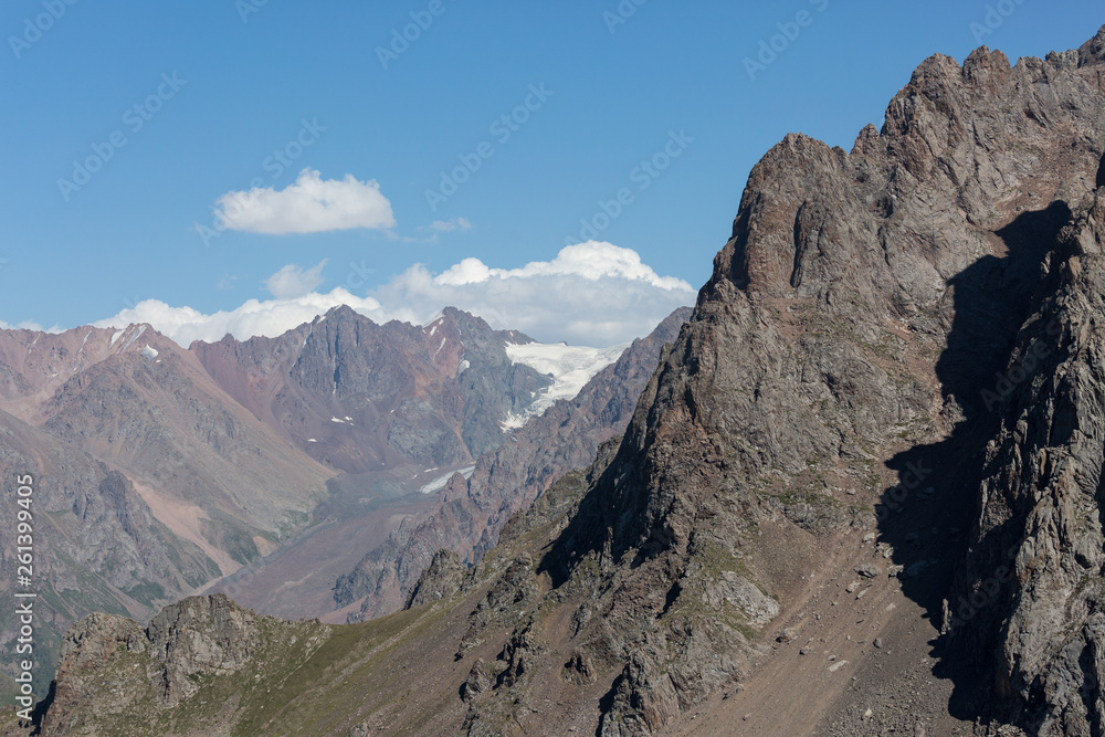 Stunning stone peaks leading into the wild