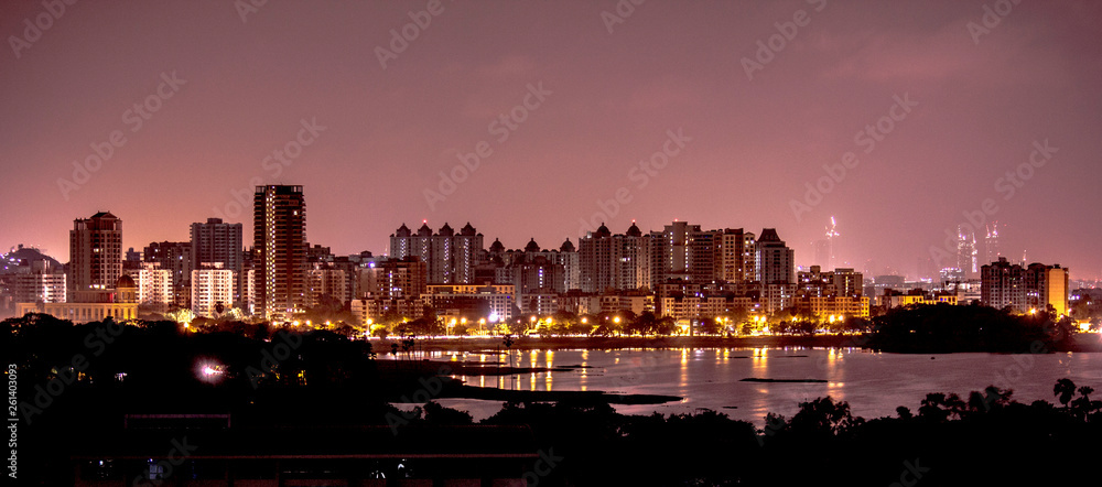 Fototapeta premium Panoramę miasta Bombaj (Hiranandani) w nocy