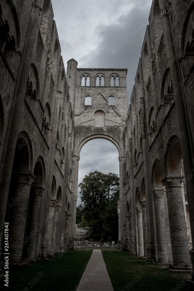 Jumièges Abby: After the French Revolution the cathedral was abandoned, leaving only impressive ruins