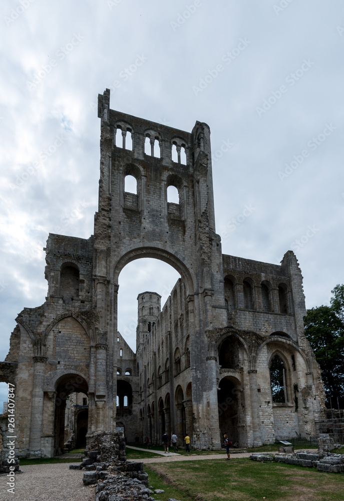 Jumièges Abby: After the French Revolution the cathedral was abandoned, leaving only impressive ruins Jumièges Abby: After the French Revolution the cathedral was abandoned, leaving only impressive ruins