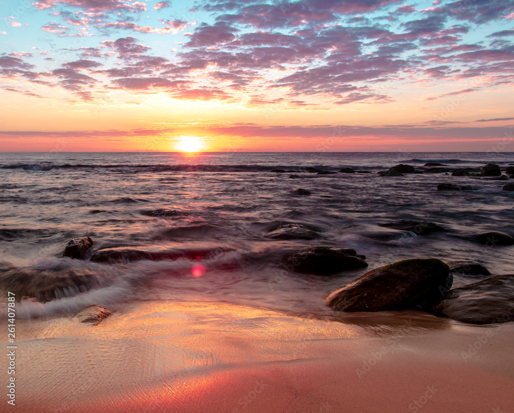 Obraz premium Sunrise at Bronte Beach, New South Wales, Australia. Waves on the rocks.