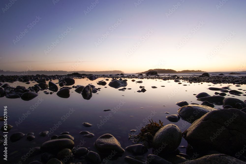 Obraz premium Sunset over water