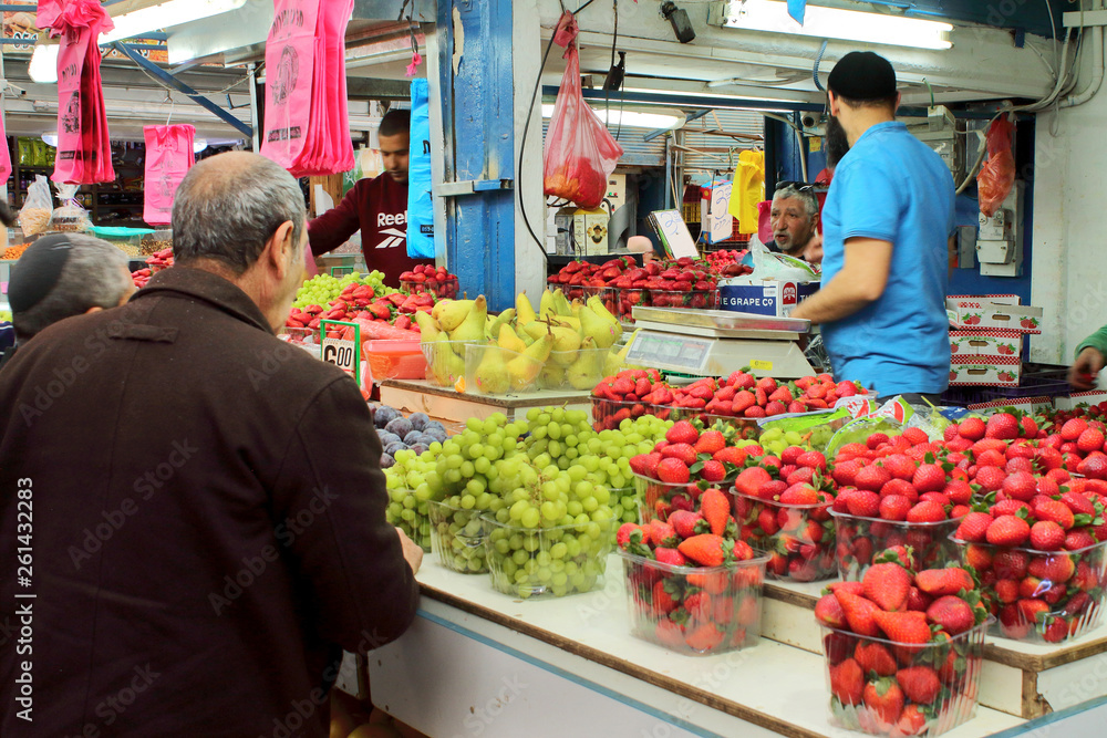 Obraz premium Beer-Sheva, Israel, 02/08/2019: Street pictures of Beer-Sheva farmenrs market with booths of vegitables, fruits, and greens