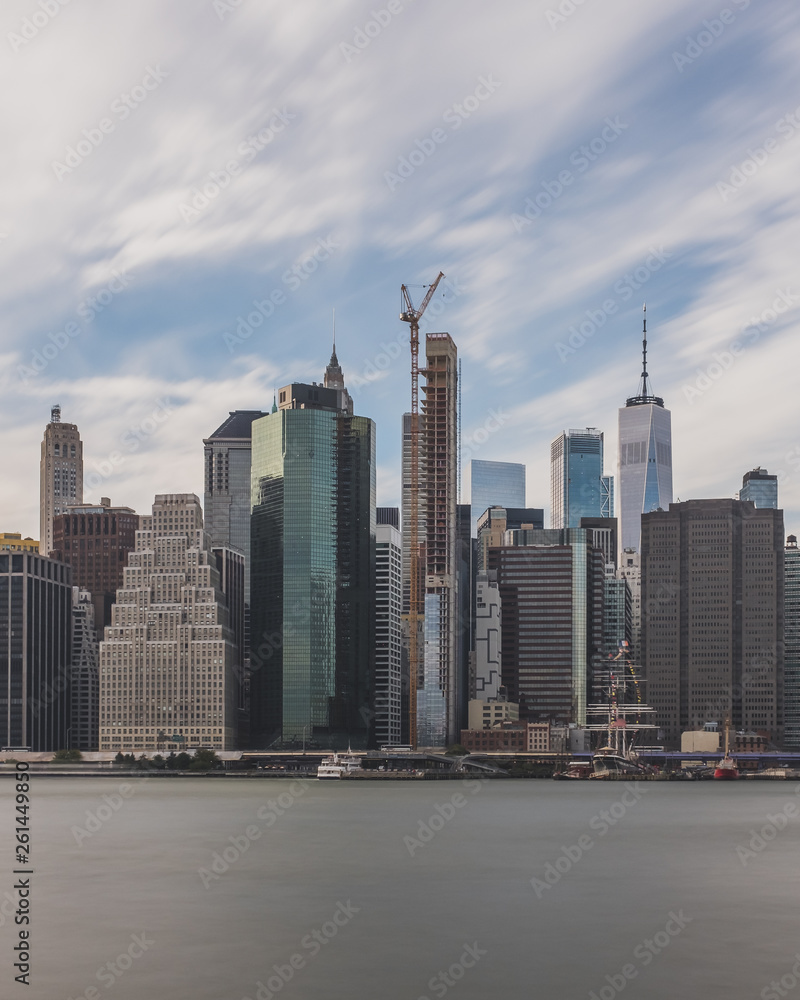 Obraz premium Skyscrapers of downtown Manhattan over East River, viewed from Brooklyn Bridge Park, in Brooklyn, New York, USA