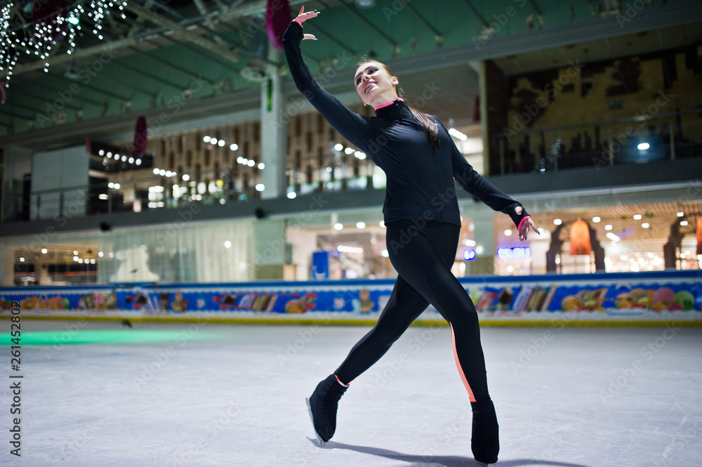 Obraz premium Figure skater woman at ice skating rink.