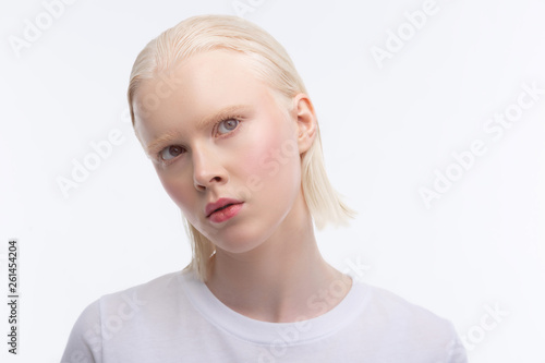 Konstfotografi Close up of appealing grey-eyed woman with short bob cut