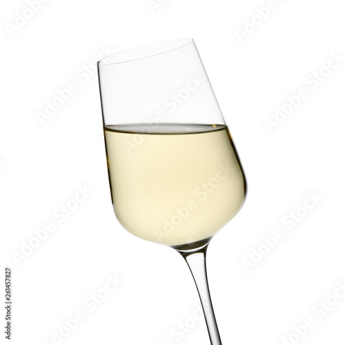 Kieliszek białego wina na białym tle