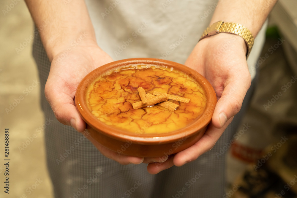 Fototapeta premium crema catalana en plato de barro