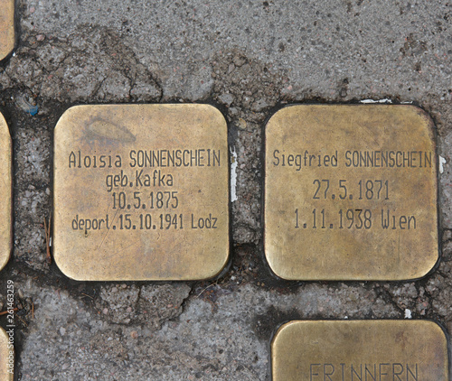 Foto Stolperstein stumbling stone inscribed with the name and life dates of victims o