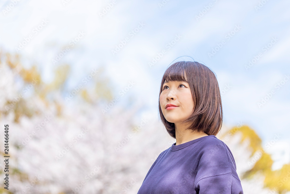 桜を背景にした女性のポートレート 桜を背景にした女性のポートレート