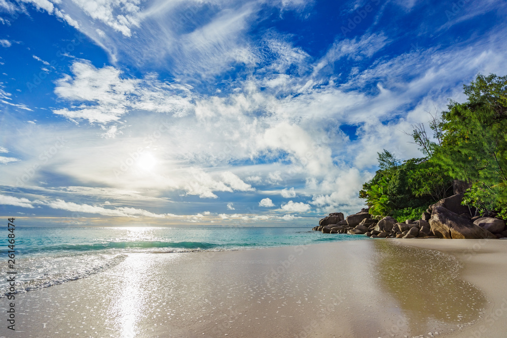 Obraz premium sunny day on paradise beach anse georgette,praslin seychelles 55