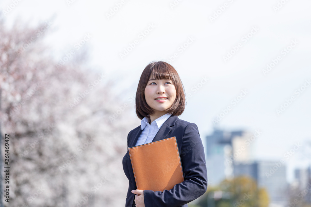 Fototapeta premium 桜とスーツの女性