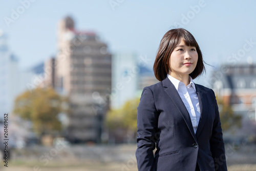 町並みとスーツの女性 © west_photo