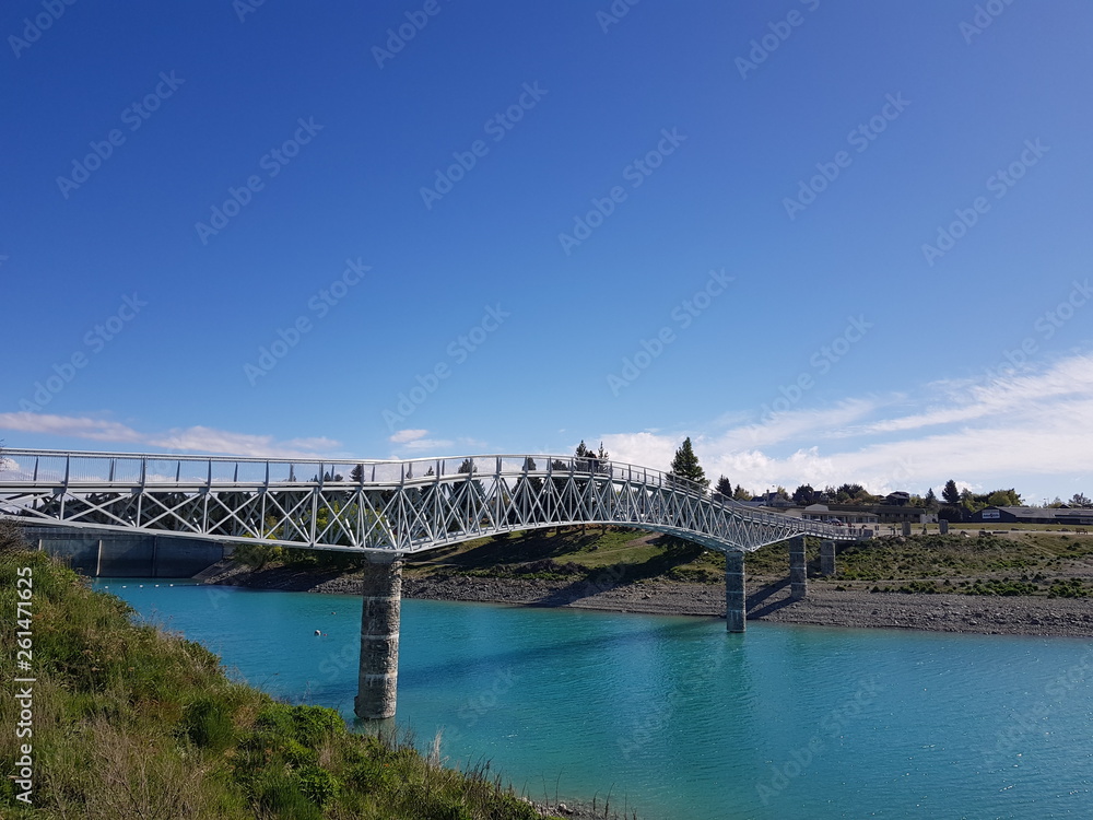 Naklejka premium pure blue water under bridge