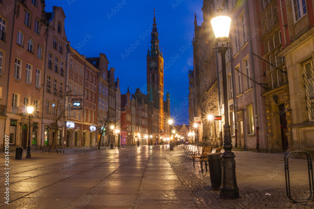 Naklejka premium Architektura Długiej Uliczki w Gdańsku nocą.
