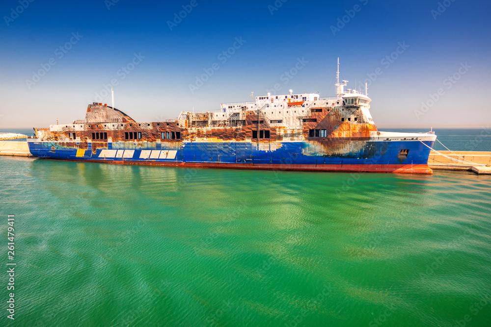 Obraz premium Burned ship in port, fire on the ship