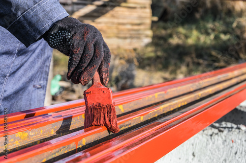 Fotografi House painter paints metal structures