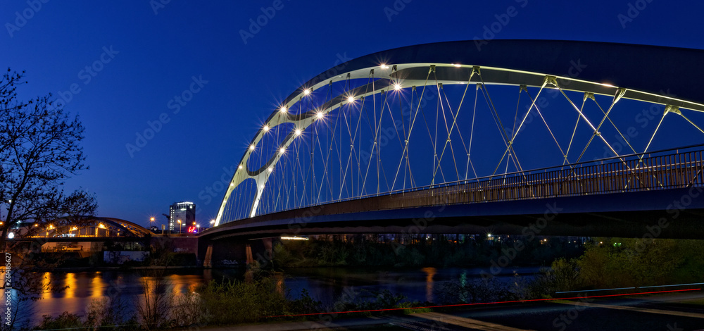 Obraz premium Osthafenbrücke - Frankfurt am Main