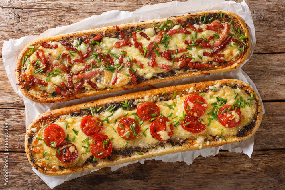 Φωτογραφία Delicious casserole sandwich with bacon, mushrooms, tomatoes and mozzarella cheese close-up
