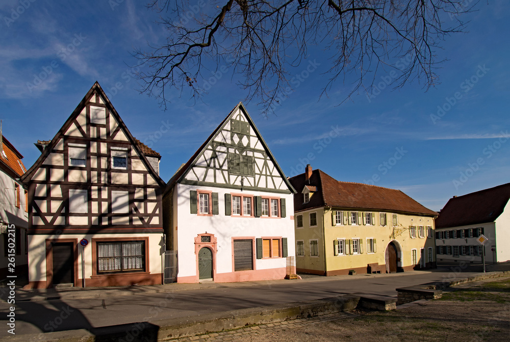 Häuserzeile am Marktplatz der Altstadt von Westhofen in Rheinhessen, Rheinland-Pfalz, Deutschland Häuserzeile am Marktplatz der Altstadt von Westhofen in Rheinhessen, Rheinland-Pfalz, Deutschland
