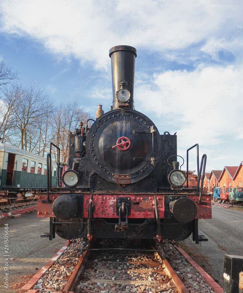 Naklejka premium zabytkowa lokomotywa parowa w ślepym zaułku